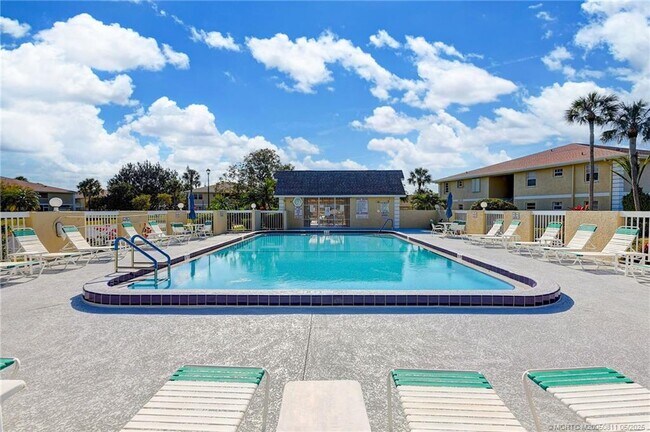 1537 SE Royal Green Cir in Port St. Lucie, FL - Building Photo - Building Photo