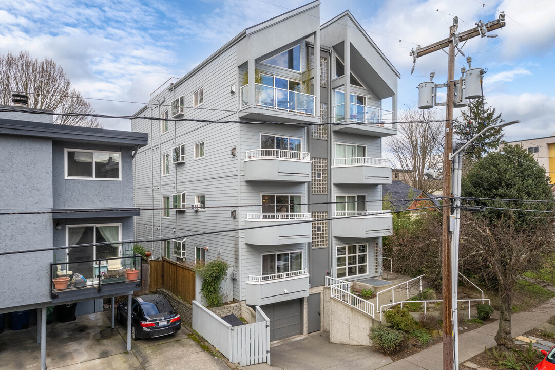 1746 NW 57th St in Seattle, WA - Building Photo