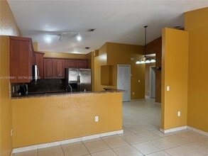 7772 NW 200th Ln in Hialeah, FL - Building Photo - Building Photo