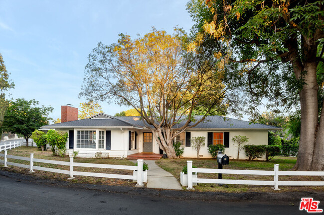 672 Walther Way in Los Angeles, CA - Foto de edificio - Building Photo