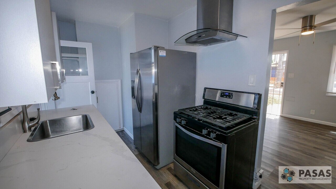 4806 Muir Ave in San Diego, CA - Building Photo