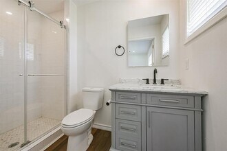 52 Oyster Creek Ct in Lake Jackson, TX - Building Photo - Building Photo