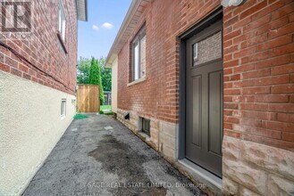 25 Chamberlain Ave in Toronto, ON - Building Photo - Building Photo