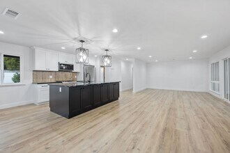 22650 Sherman Way in Los Angeles, CA - Building Photo - Building Photo