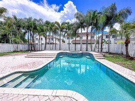 1118 Hickory Way in Weston, FL - Building Photo
