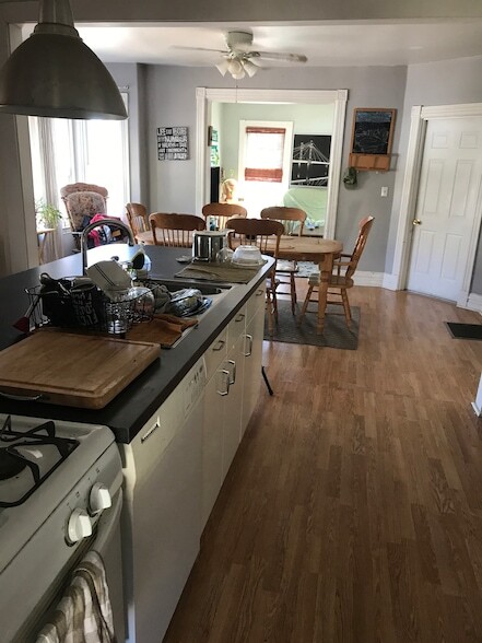 103 W Broad St in Stonington, CT - Building Photo - Building Photo