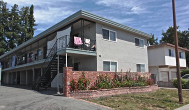 238 Roosevelt Ave in Redwood City, CA - Foto de edificio - Building Photo