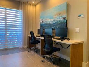 Water's Edge Apartment Homes in Miami, FL - Foto de edificio - Building Photo