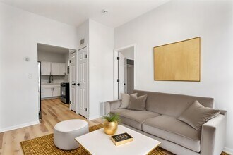 2233 N Southport Ave in Chicago, IL - Foto de edificio - Building Photo