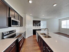 5998 Verdigris Dr in West Jordan, UT - Foto de edificio - Building Photo