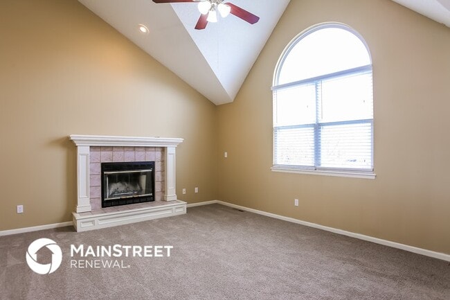 1221 Rosehill Dr in Lee's Summit, MO - Foto de edificio - Building Photo