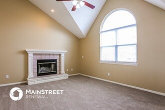 1221 Rosehill Dr in Lee's Summit, MO - Foto de edificio - Building Photo