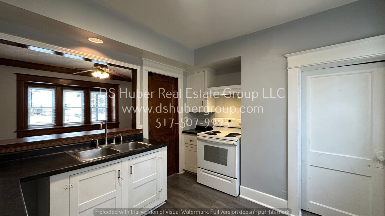 921 W Oakland Ave in Lansing, MI - Building Photo