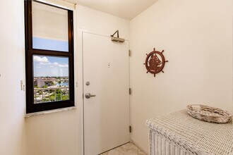 260 Seaview Ct in Marco Island, FL - Foto de edificio - Building Photo