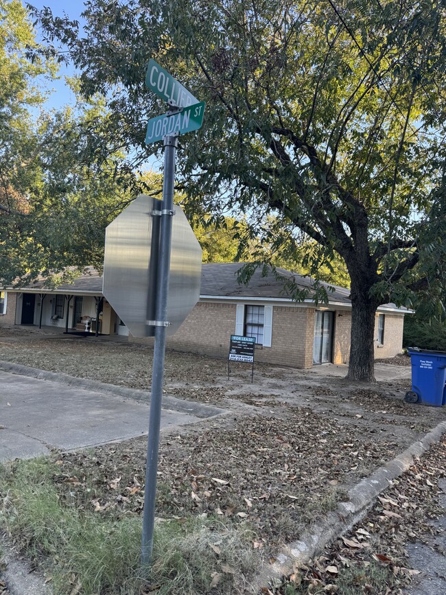 1109 W Jordan St, Unit End unit on Triplex in Grand Saline, TX - Building Photo - Building Photo