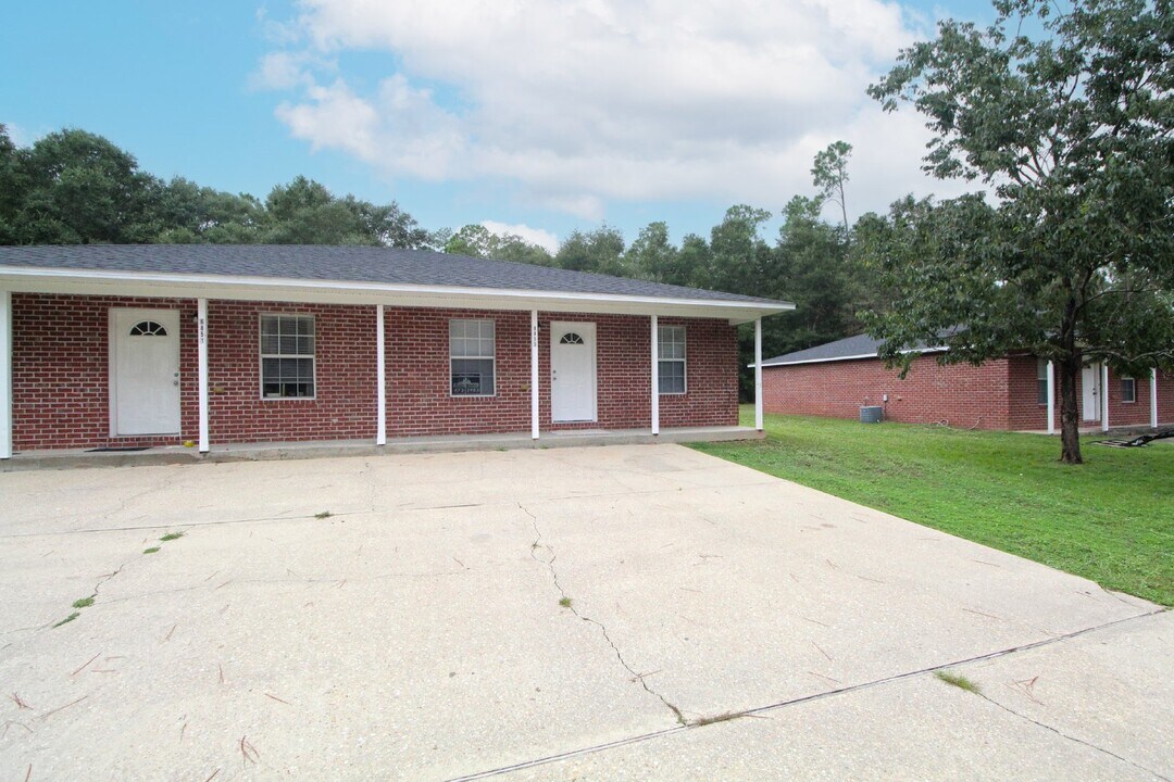 6853 Roundup Ln in Milton, FL - Building Photo