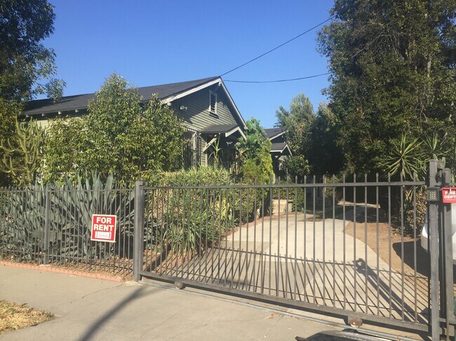 402 Micheltorena St in Los Angeles, CA - Building Photo - Building Photo