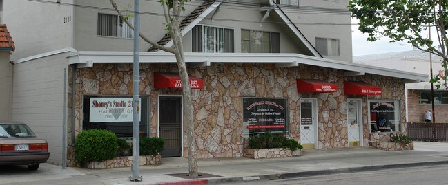 Linda D Apartments in San Leandro, CA - Foto de edificio - Building Photo