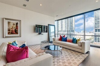 2200 Victory Ave in Dallas, TX - Foto de edificio - Building Photo