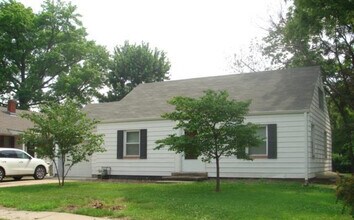 1826 Indiana St in Lawrence, KS - Building Photo - Building Photo