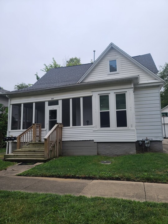 207 W William St in Champaign, IL - Building Photo