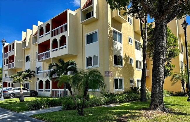 7700 Camino Real in Miami, FL - Building Photo - Building Photo