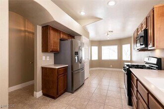 2295 Dakota Sky Ct in Henderson, NV - Building Photo - Building Photo