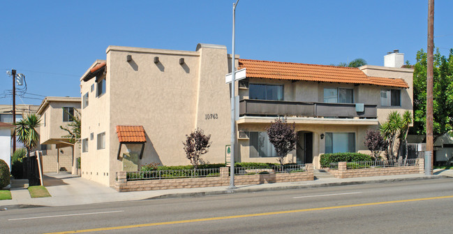 10743 Palms Blvd., in Los Angeles, CA - Foto de edificio - Building Photo