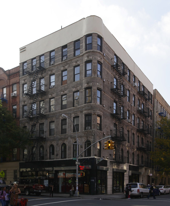 201 E 2nd St in New York, NY - Building Photo