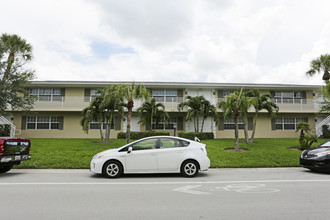 530 8th St N in Naples, FL - Foto de edificio - Building Photo