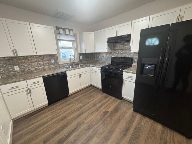 1210 W Parker St in Waterloo, IA - Building Photo - Building Photo