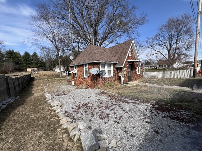 30 Wilson Ave in Albion, IL - Foto de edificio - Building Photo