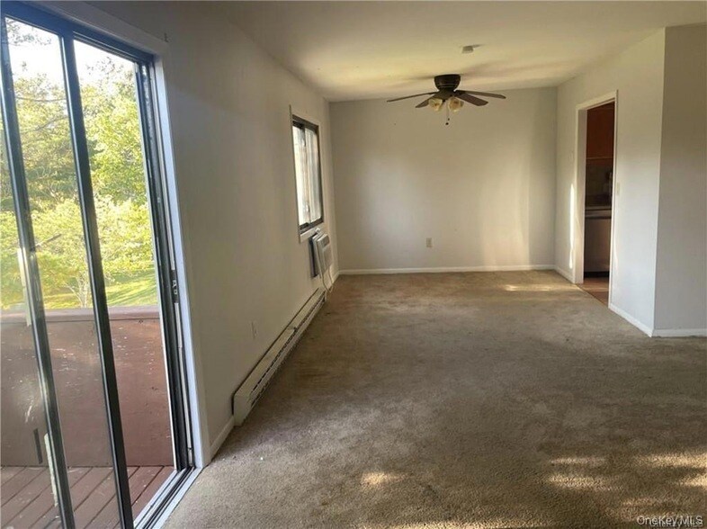 32 Scarborough Ln in Wappingers Falls, NY - Foto de edificio