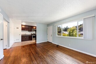 1543 Berrellesa St in Martinez, CA - Foto de edificio - Building Photo
