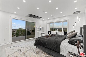 8600 Farralone Ave in Los Angeles, CA - Foto de edificio - Building Photo