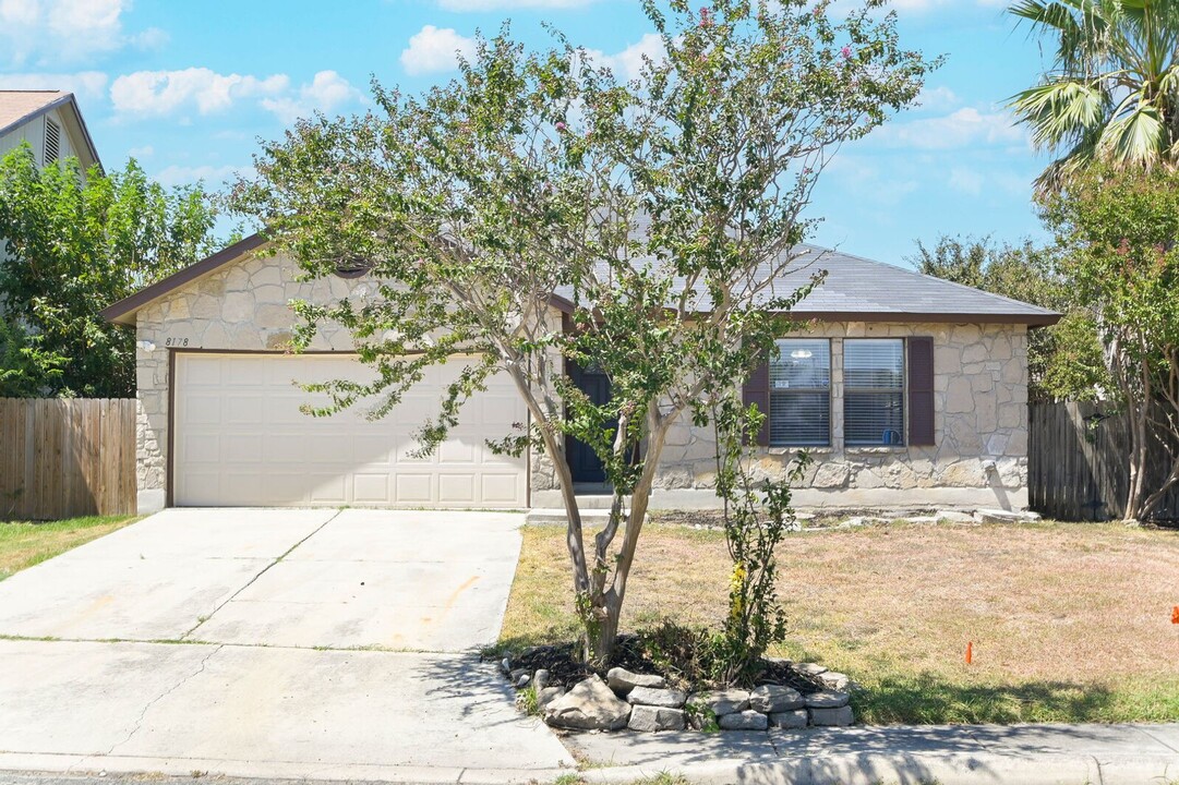 8178 Bent Meadow Dr in Converse, TX - Building Photo