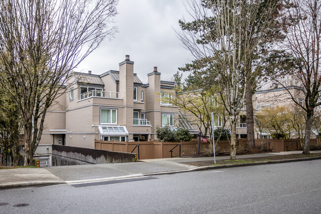 5025 Sanders St in Burnaby, BC - Building Photo - Primary Photo