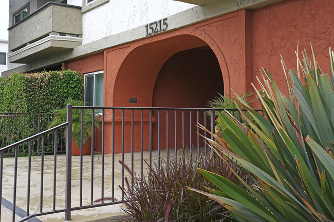 The Montecito in Van Nuys, CA - Foto de edificio - Building Photo