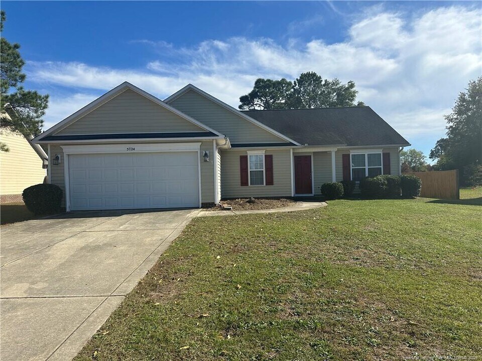 5724 Crepe Myrtle Dr in Hope Mills, NC - Building Photo