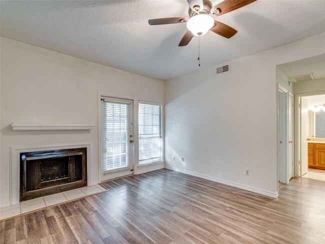 3607L W Northgate Dr, Unit 114 in Irving, TX - Building Photo - Building Photo
