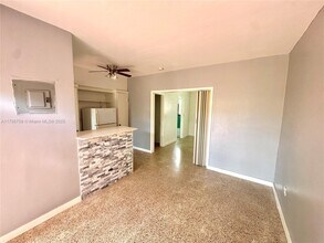 140 SW 30th Ct-Unit -134 in Miami, FL - Building Photo - Building Photo
