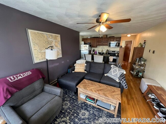 217 Holland St, Unit 2B in Somerville, MA - Building Photo - Building Photo