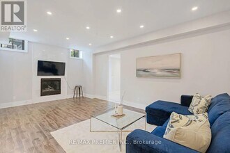 105 Chesney Cres in Vaughan, ON - Building Photo - Building Photo