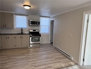 33 St Elizabeth St in Bristol, RI - Building Photo - Building Photo