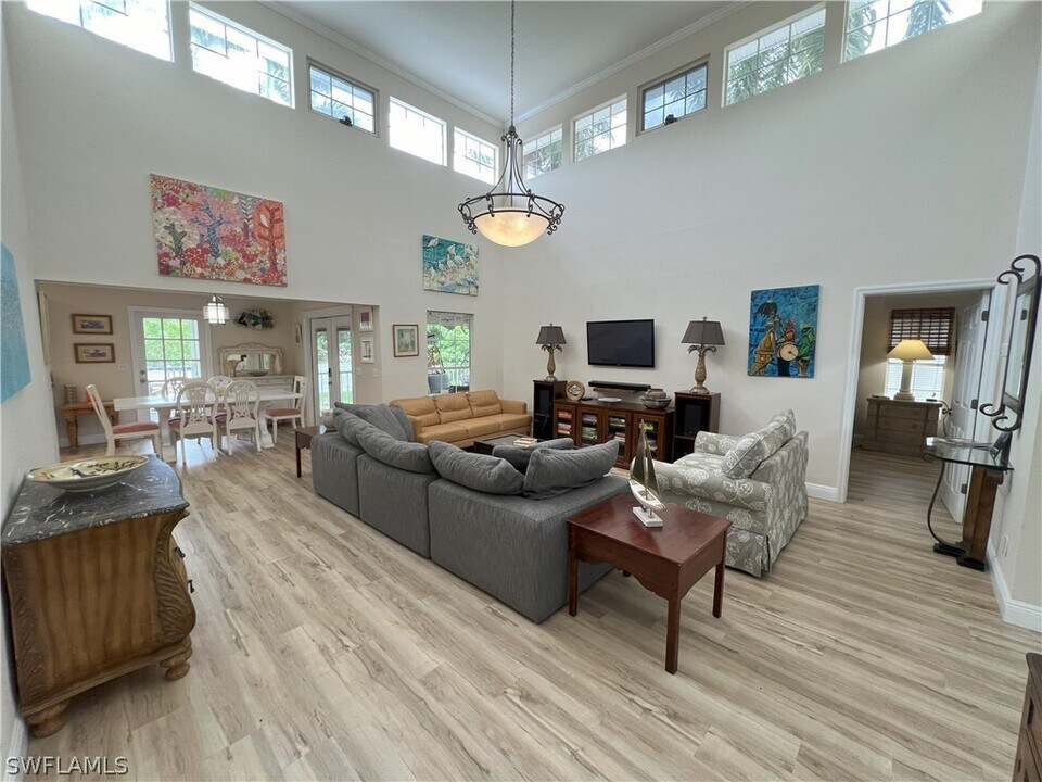 1035 Cypress Woods Dr in Naples, FL - Foto de edificio