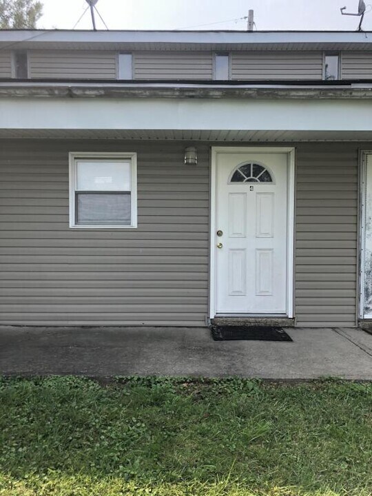 609 Grove City Rd in Slippery Rock, PA - Building Photo