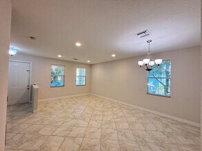 909 NW 18th Ave in Boca Raton, FL - Foto de edificio - Building Photo