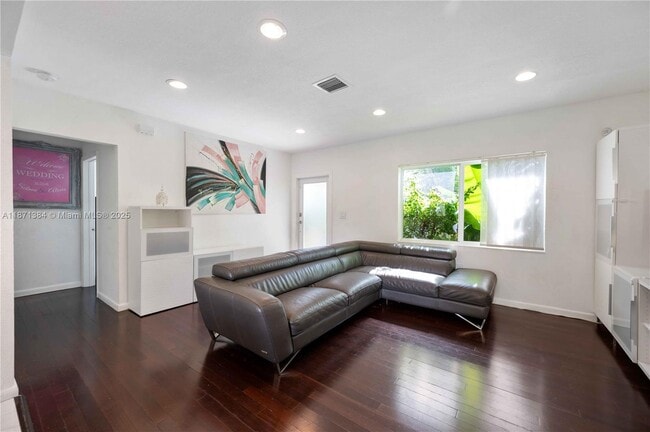 2401 SW 26th St in Miami, FL - Building Photo - Building Photo