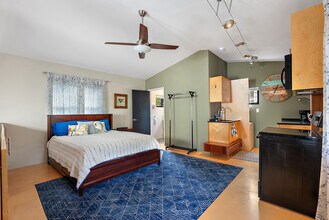 326 16th Ave NE, Unit Studio in St. Petersburg, FL - Building Photo - Building Photo