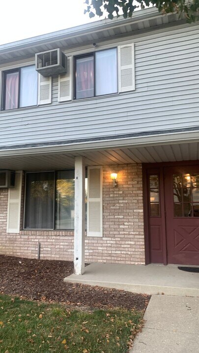 420 Echo Ln in Aurora, IL - Building Photo